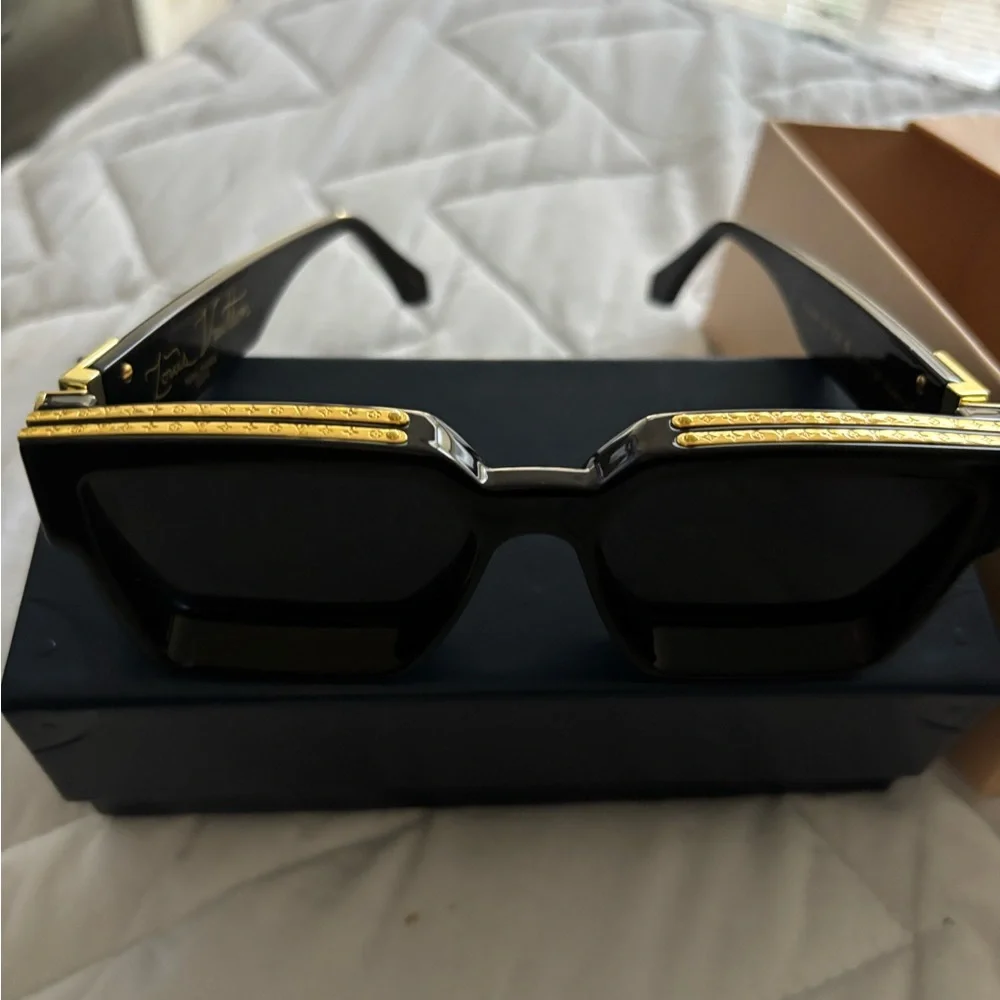 Louis Vuitton Black and Gold Glasses - Picture 6 of 6